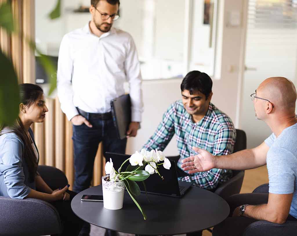 AGROLAB Mitarbeiter an einem Tisch