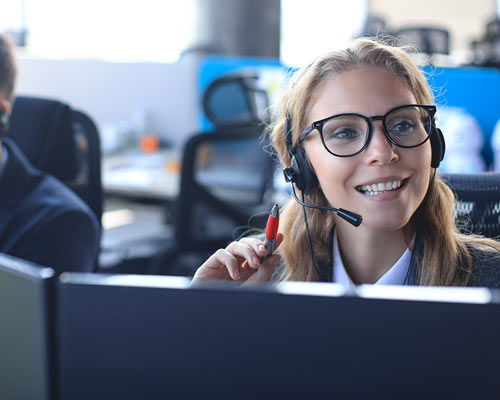 Leuk uitziende vrouwen aan de telefoon